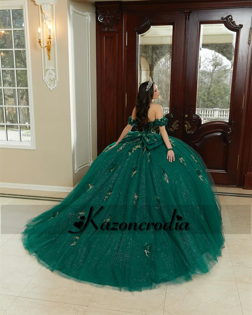 Vestido de Quinceañera Princesa con Apliques Florales y Cristales — Ball Gown Off-Shoulder