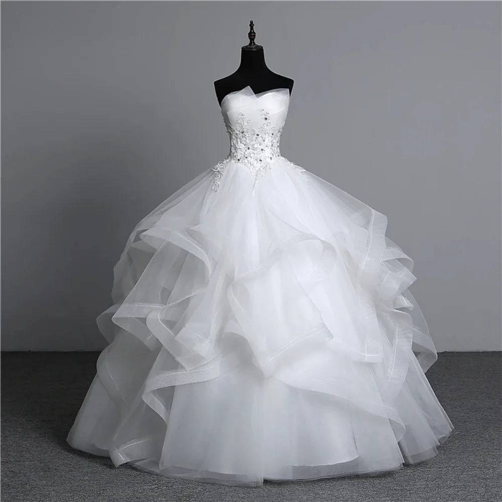 Vestido de Quinceañera de Encaje Lujoso — Ball Gown Strapless con Apliques